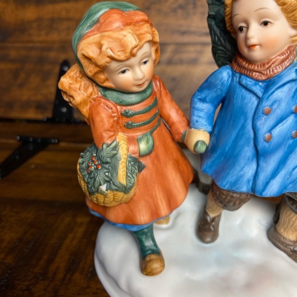 Avon First Edition 1981 Christmas Memories Sharing the Christmas Spirit Figurine - Picture 2 of 10